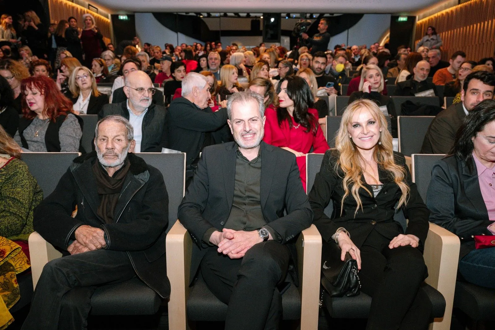 Ο συνθέτης Σταύρος Ξαρχάκος, ο πρόεδρος της ΕΡΤ Γιάννης Παπαδόπουλος και η αφηγήτρια και παρουσιάστρια του ντοκιμαντέρ «Οι Κυρίες του Ρεμπέτικου», Ηρώ Σαΐα