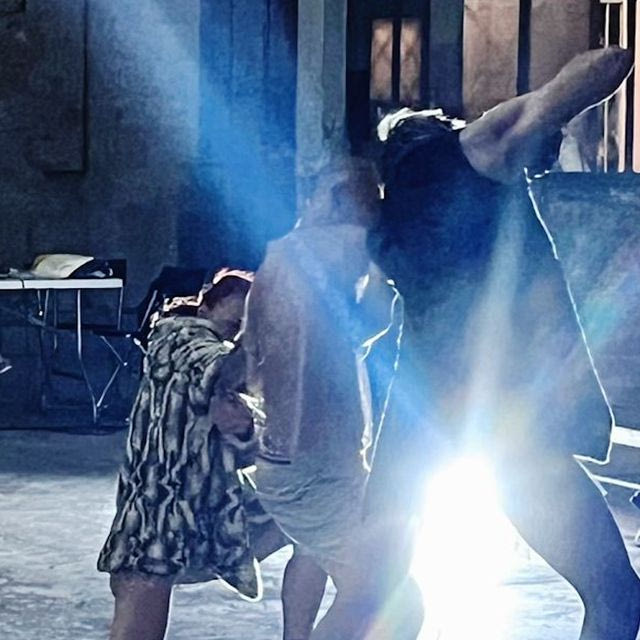 Χορός επί δύο, συγκίνηση επί δύο