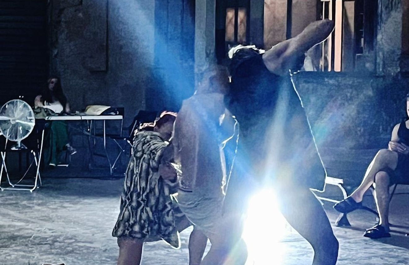 Χορός επί δύο, συγκίνηση επί δύο