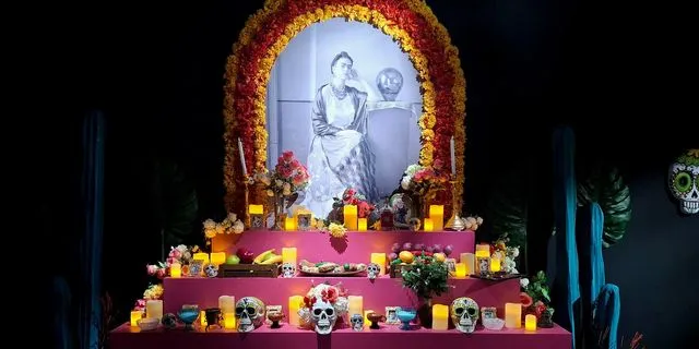 Στην έκθεση για τη Frida Kahlo: Ένας βωμός λατρείας στη γυναίκα πίσω από τον μύθο