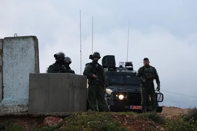 Ισραηλινοί στρατιώτες περιφρουρούν Παλαιστίνιους (αρχείου)