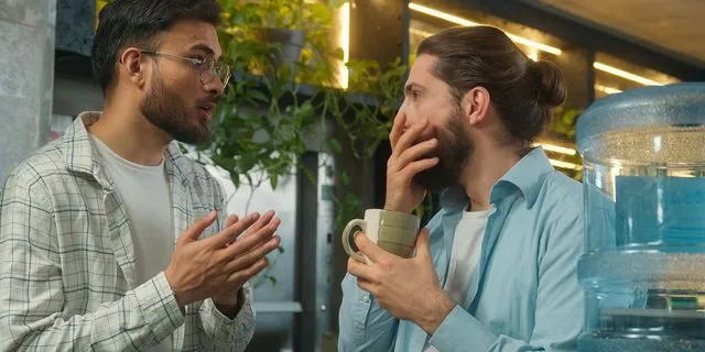 Μήπως τελικά πρέπει να λες περισσότερα; Πώς το oversharing μπορεί να είναι ωφέλιμο