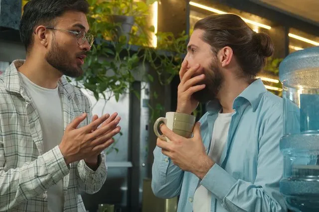 Μήπως τελικά πρέπει να λες περισσότερα; Πώς το oversharing μπορεί να είναι ωφέλιμο