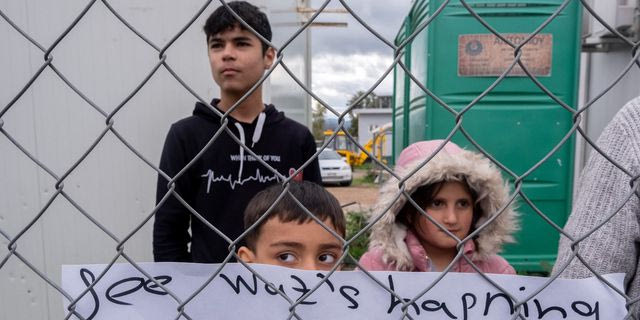 “Χρειαζόμαστε βοήθεια”: Πρόσφυγες καταγγέλλουν άθλιες συνθήκες στη δομή Οινοφύτων