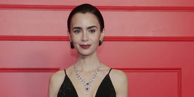 Η Lily Collins