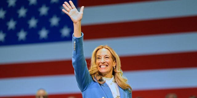 Η κυβέρνηση Τραμπ μήνυσε τη Μίκι Σέριλ για παρεμπόδιση της μεταναστευτικής πολιτικής