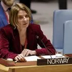 Η Μόνα Γιουλ