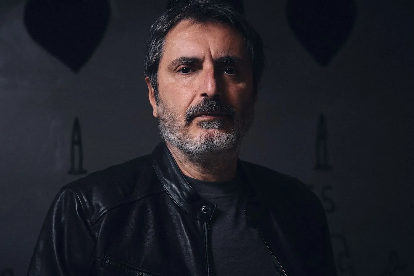 O υπέροχος χρωματιστός καυστικός και “παιδικός” κόσμος του Νίκου Λαγού