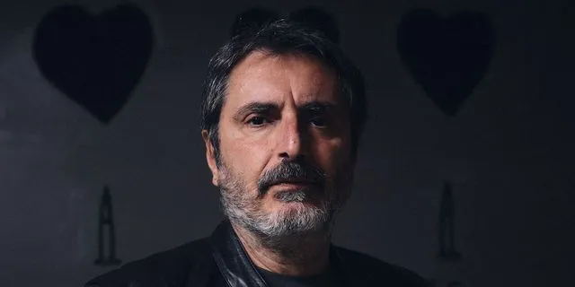 O υπέροχος χρωματιστός καυστικός και “παιδικός” κόσμος του Νίκου Λαγού