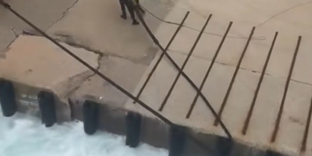 Kακοκαιρία: Η μάχη πλοίου στην Κάρπαθο που προσπαθεί να δέσει στο λιμάνι – Βίντεο