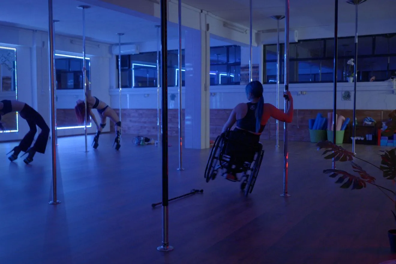 Σιαμάκ Ετεμάντι: “Είναι στερεότυπο ότι ο έρωτας θεωρείται προνόμιο των σωμάτων που χωράνε σε ένα συγκεκριμένο πρότυπο”