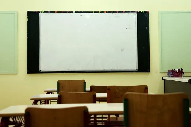 Υπ. Παιδείας: Δέκα χρόνια μετά τη νομοθέτηση, δεν έχει δημιουργηθεί η πλατφόρμα για τα φροντιστήρια