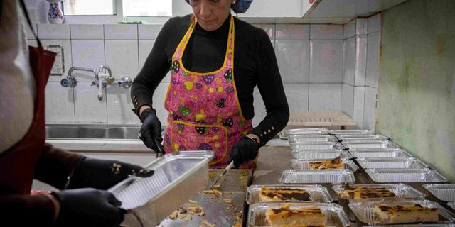 Δράση επισιτιστικής στήριξης για την καθημερινή κάλυψη βασικών διατροφικών αναγκών ευάλωτων συμπολιτών και οικογενειών, από την οργάνωση Εστία Κοινωνικής Αλληλεγγύης και Σίτισης Καλλονής, στο πλαίσιο του 8ου κύκλου του Προγράμματος «Σημεία Στήριξης». Η δράση χρηματοδοτήθηκε από το The Hellenic Initiative Canada.