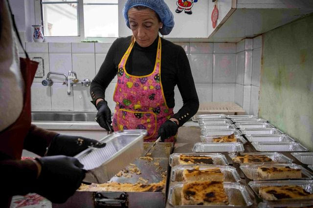 Δράση επισιτιστικής στήριξης για την καθημερινή κάλυψη βασικών διατροφικών αναγκών ευάλωτων συμπολιτών και οικογενειών, από την οργάνωση Εστία Κοινωνικής Αλληλεγγύης και Σίτισης Καλλονής, στο πλαίσιο του 8ου κύκλου του Προγράμματος «Σημεία Στήριξης». Η δράση χρηματοδοτήθηκε από το The Hellenic Initiative Canada.