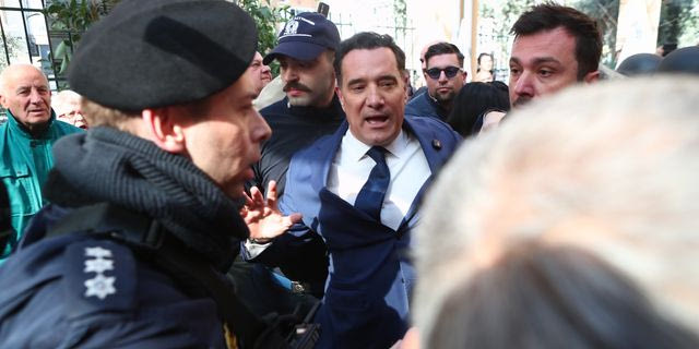 Ένταση μεταξύ υγειονομικών και αστυνομίας κατά την επίσκεψη Γεωργιάδη στο Γ.Ν. Νίκαιας