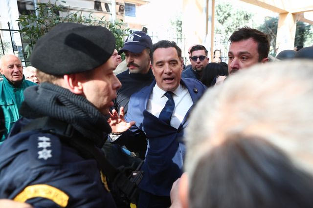 Ένταση μεταξύ υγειονομικών και αστυνομίας κατά την επίσκεψη Γεωργιάδη στο Γ.Ν. Νίκαιας