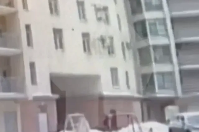 Αγία Πετρούπολη: Θυρωρός έσωσε παιδί που έπεσε στο κενό από τον 7ο όροφο