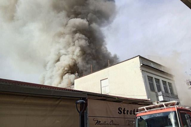 Αγρίνιο: Φωτιά σε αποθήκη στη Στοά Παπαγιάννη