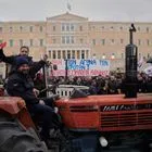 “Πλημμύρισαν” το κέντρο της Αθήνας οι αγρότες – Διανυκτέρευση με τα τρακτέρ μπροστά στη Βουλή