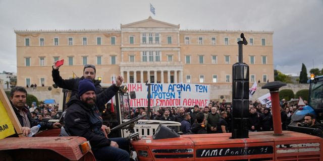 “Πλημμύρισαν” το κέντρο της Αθήνας οι αγρότες – Διανυκτέρευση με τα τρακτέρ μπροστά στη Βουλή
