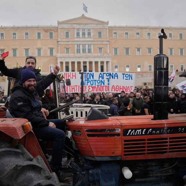 “Πλημμύρισαν” το κέντρο της Αθήνας οι αγρότες με τα τρακτέρ τους