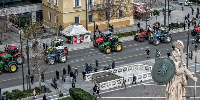 Αγρότες: Ολονύχτια παραμονή στο Σύνταγμα με 40 τρακτέρ