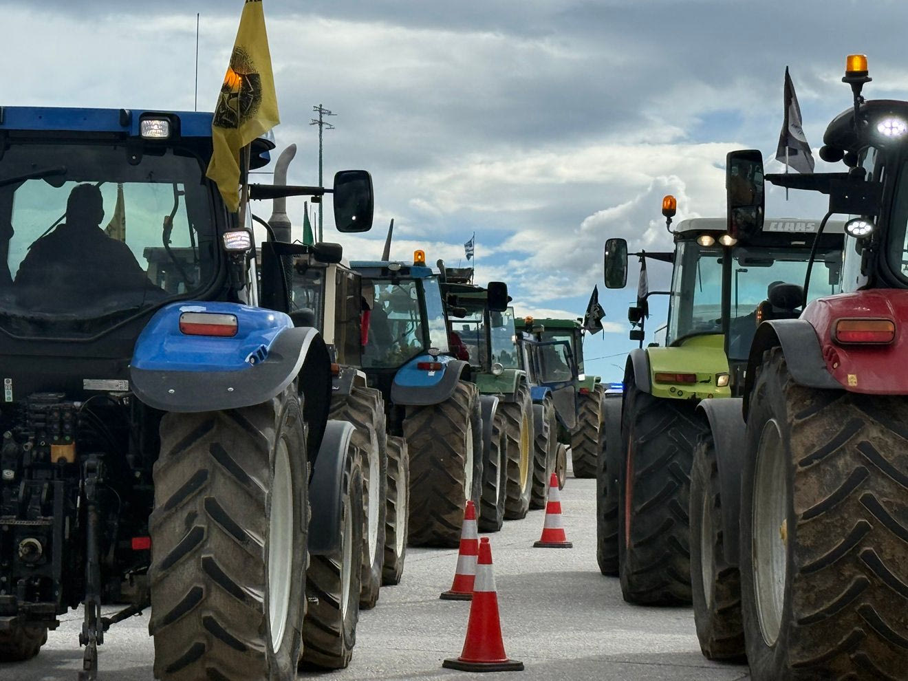 Οι αγρότες στις Αφίδνες με πούλμαν και τρακτέρ – Στις 4 το ραντεβού στο Σύνταγμα