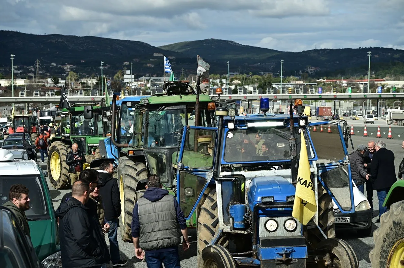 Οι αγρότες στις Αφίδνες με πούλμαν και τρακτέρ – Στις 4 το ραντεβού στο Σύνταγμα