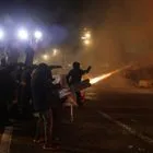 Φωτοβολίδες έξω από το γραφείο του Αλβανού πρωθυπουργού