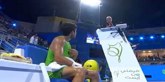 Έξαλλος ο Κάρλος Αλκαράθ: Η έντονη αντιπαράθεσή του με διαιτητή στο Κατάρ