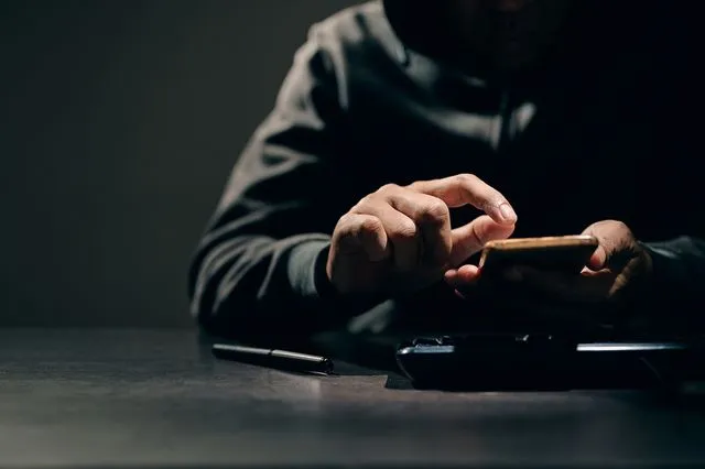 “Μαϊμού” ηλεκτρολόγοι “ψάρευαν” πελάτες μέσω ιστοσελίδας, έπαιρναν προκαταβολές και εξαφανίζονταν