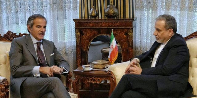 Ο γενικός διευθυντής του Διεθνούς Οργανισμού Ατομικής Ενέργειας, Ραφαέλ Γκρόσι με τον Ιρανό ΥΠΕΞ, Αμπάς Αραγτσί