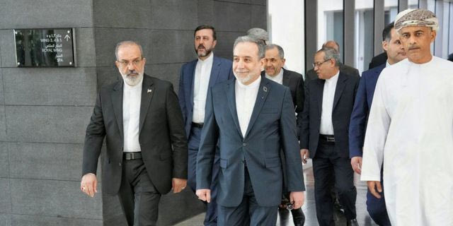 Ο ιρανός ΥΠΕΞ Αμπάς Αραγτσί κατευθύνεται προς τον χώρο των συνομιλιών μεταξύ Ιράν και ΗΠΑ, στη Μουσκάτ του Ομάν