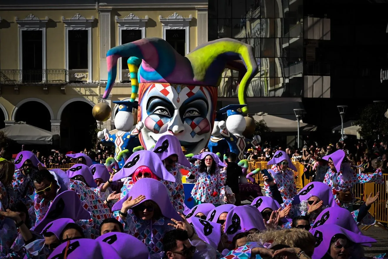 Καρναβάλι Πάτρας: Χρώματα, χορός και σατιρικό πνεύμα στη μεγάλη παρέλαση