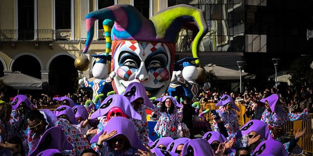 Καρναβάλι Πάτρας: Χρώματα, χορός και σατιρικό πνεύμα στη μεγάλη παρέλαση