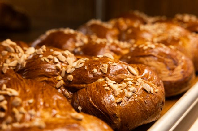 Τσουρέκια, καλιτσούνια, σοκολατένια αυγά: Ό,τι αξίζει να δοκιμάσετε αυτό το Πάσχα στην Αθήνα