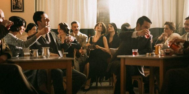 Μια μουσική ιστορία για τους Έλληνες που άντεξαν