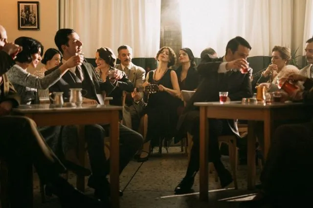 Μια μουσική ιστορία για τους Έλληνες που άντεξαν