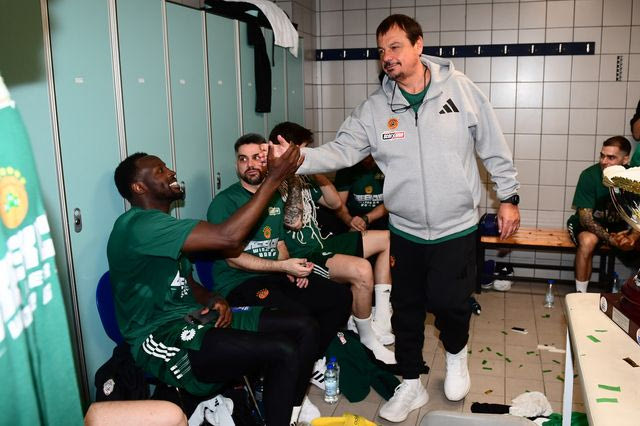 Ο Εργκίν Αταμάν στα αποδυτήρια