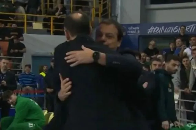 Ολυμπιακός – Παναθηναϊκός AKTOR: Η αγκαλιά Αταμάν και Μπαρτζώκα πριν τον τελικό του Allwyn Final 8