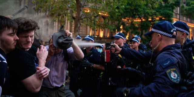 Αστυνομικός ρίχνει σπρέι πιπεριού σε διαδηλωτές