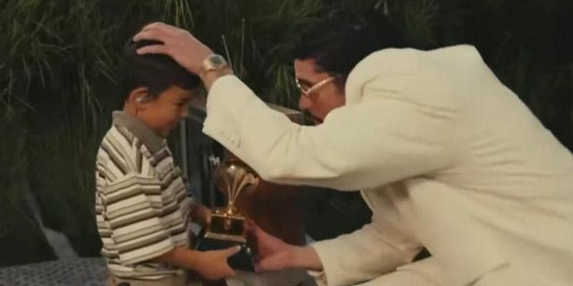 Super Bowl: Η παρεξήγηση με το αγοράκι που πήρε στα χέρια του το Grammy του Bad Bunny