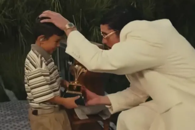 Super Bowl: Η παρεξήγηση με το αγοράκι που πήρε στα χέρια του το Grammy του Bad Bunny