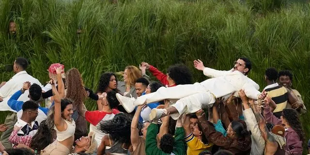 Super Bowl: Πόσα χρήματα πήραν οι “θάμνοι” στο half time show του Bad Bunny