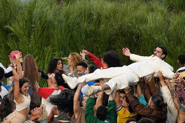 Super Bowl: Πόσα χρήματα πήραν οι “θάμνοι” στο half time show του Bad Bunny