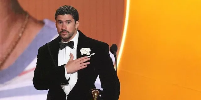 Bad Bunny: “Δεν είμαστε ζώα, είμαστε άνθρωποι” – Το μήνυμα κατά της ICE από τη σκηνή των Grammy