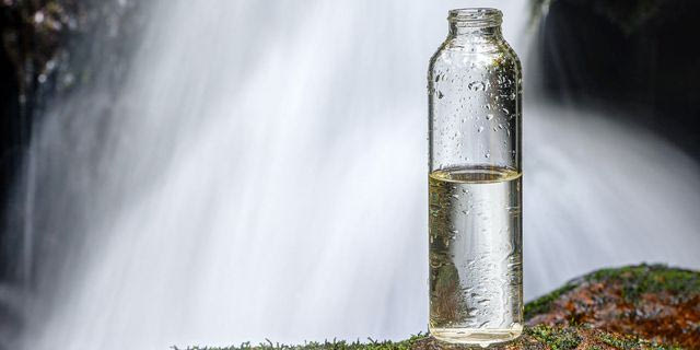 Μπουκαλάκι με νερό κοντά σε καταρράκτη