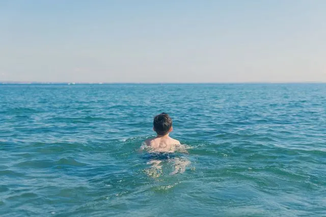 Το τηλεφώνημα του 13χρονου που κολύμπησε για να σώσει την οικογένειά του