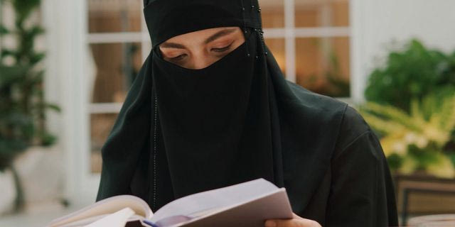 Πλεύρης: Εξετάζεται η απαγόρευση της μπούρκας σε ανήλικους σε σχολεία και δομές