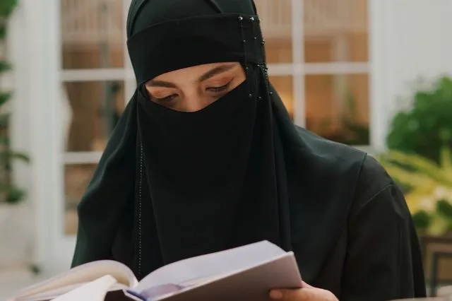 Πλεύρης: Εξετάζεται η απαγόρευση της μπούρκας σε ανήλικους σε σχολεία και δομές